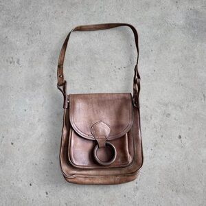 Vintage 1970s brown leather shoulder bag